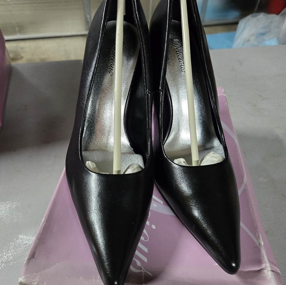DELICIOUS Classic Black Heels